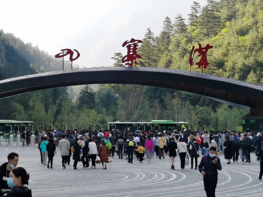 人人人你人人人！安徽一地建议游客错峰通行  \n 全国多地景区发布重要提醒休闲区蓝鸢梦想 - Www.slyday.coM