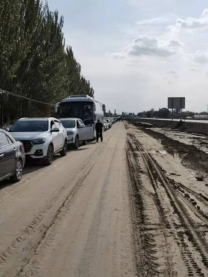 堵在霍城县附件路上的旅客 图片由受访者提供