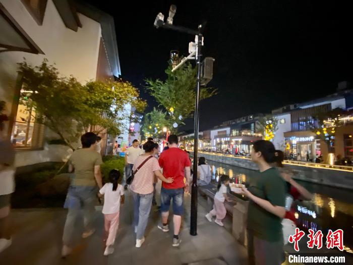 国庆假期里，绍兴古运河文化吸引大量游客 项菁 摄