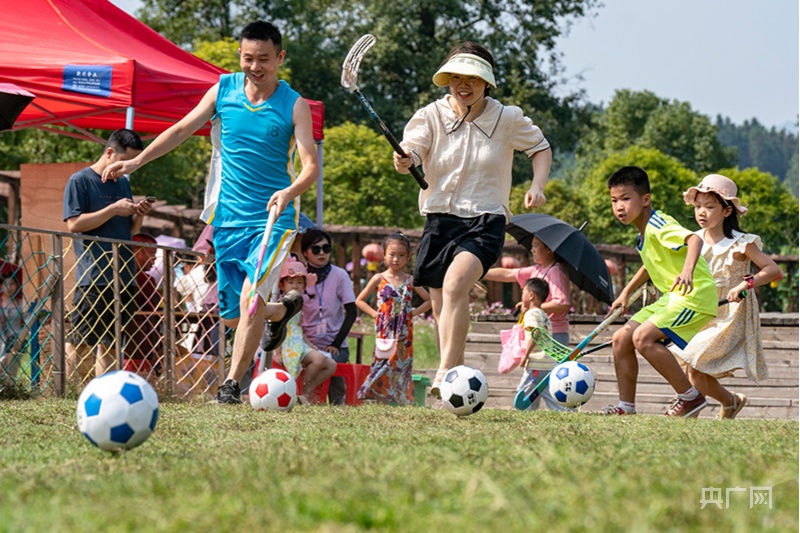 游客乐享乡村趣味运动(央广网发 赵春亮 摄)