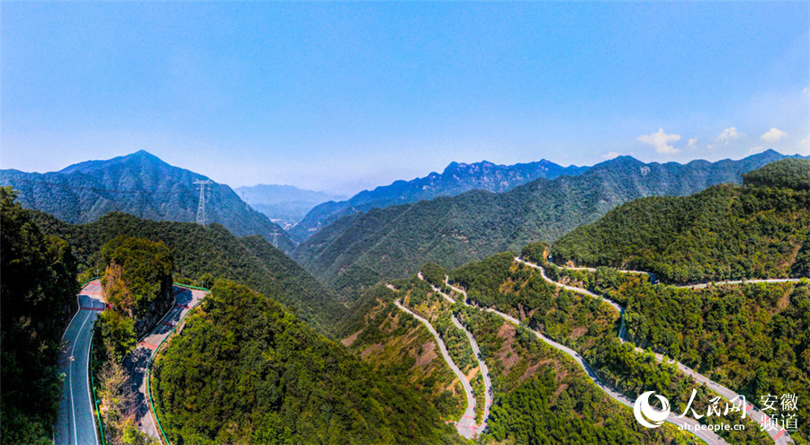 其中,位于泾县桃岭段的20公里路程,一路层峦叠嶂,溪流纵横,有如318
