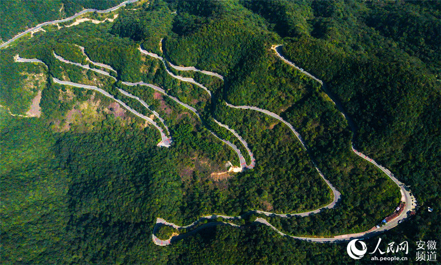 其中,位于泾县桃岭段的20公里路程,一路层峦叠嶂,溪流纵横,有如318