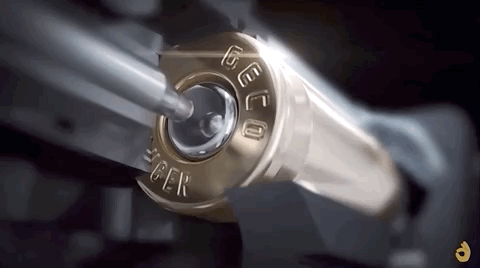 并在高压气体的作用下迅速射出,通过强大的动能对目标造