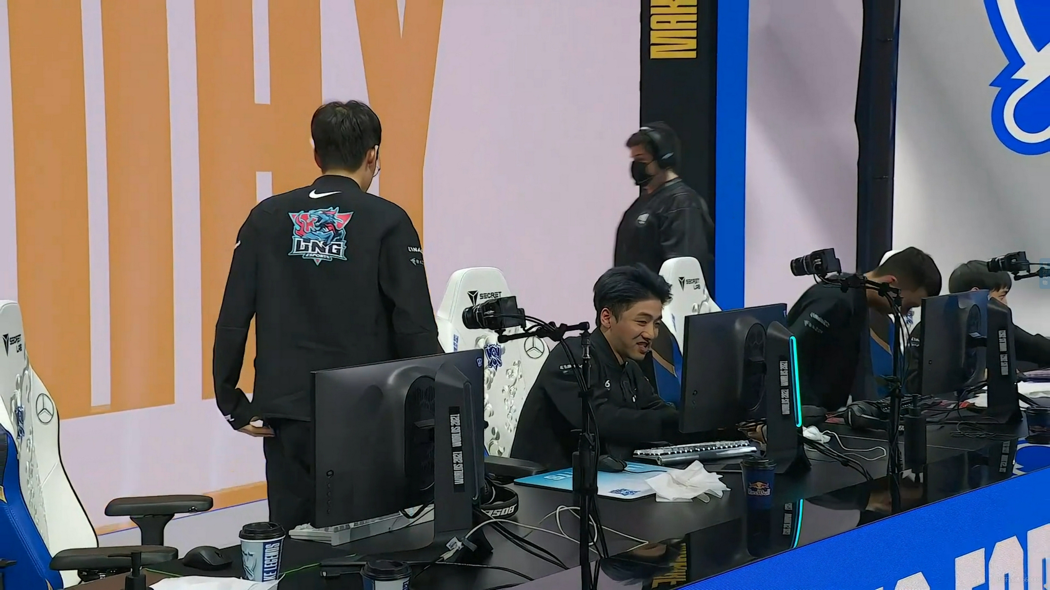 双刺客鬼魅莫测，LNG连战连捷击败PCE，S11入围赛首日两连胜休闲区蓝鸢梦想 - Www.slyday.coM