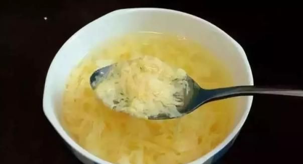 “开水冲鸡蛋”滴香油,喝了有什么好处?医生：建议来看一下休闲区蓝鸢梦想 - Www.slyday.coM