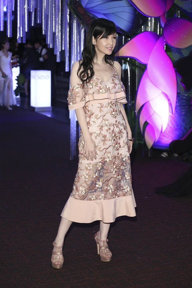 周慧敏有点刻意了穿粉色纱裙过度扮嫩却挡不住脸上的褶