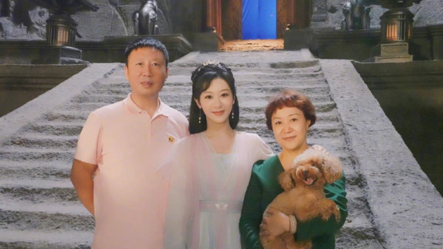 杨紫深夜发文庆祝父母珍珠婚晒全家福合照