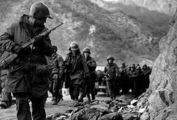 《长津湖》这么大一个疏忽,居然反被资深影人夸谈为注重细节?休闲区蓝鸢梦想 - Www.slyday.coM