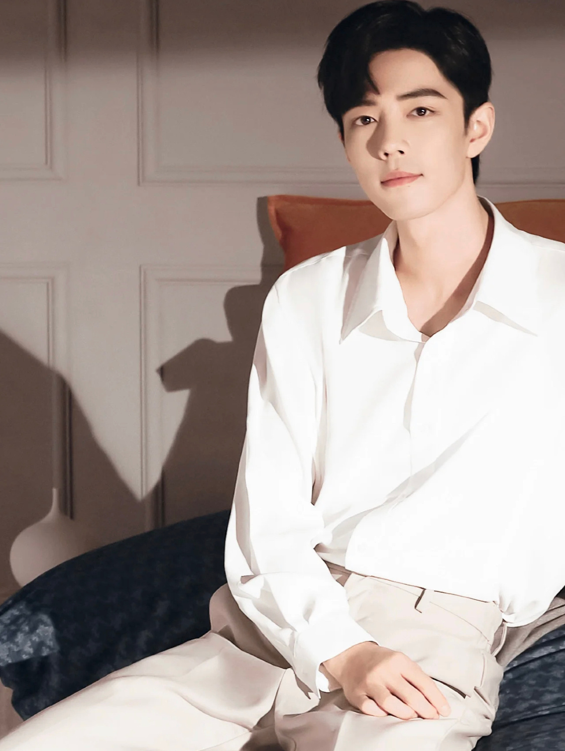 白衬衫造型合集身穿白衬衫的肖战