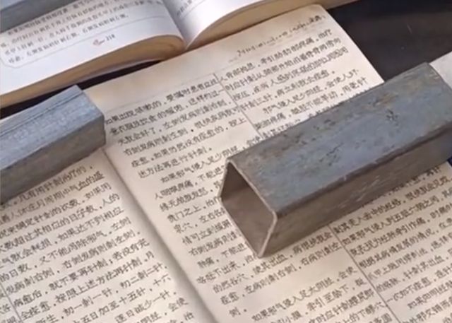 新疆一保安大哥手抄医书,字迹如印刷体一样,网友：最强扫地僧!休闲区蓝鸢梦想 - Www.slyday.coM