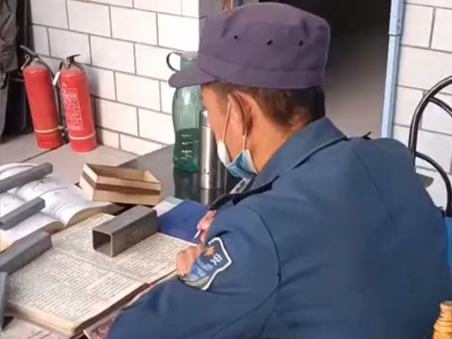 新疆一保安大哥手抄医书,字迹如印刷体一样,网友：最强扫地僧!休闲区蓝鸢梦想 - Www.slyday.coM