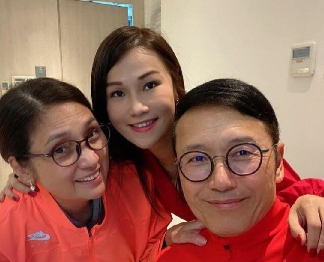 两人亲密搂肩对镜甜笑,女儿曾3次拒选港姐|苗侨伟|女儿|港姐_新浪新闻