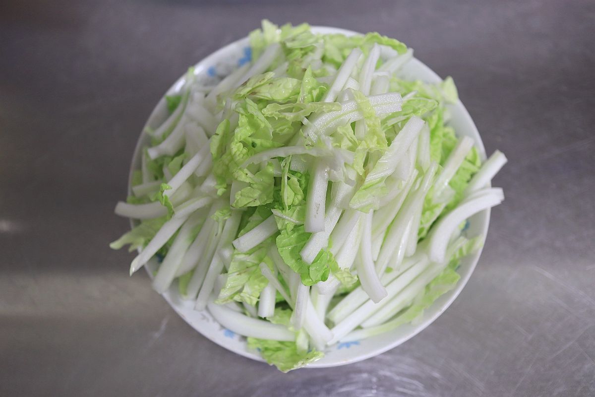 又是一年存冬菜的季节不想吃酸菜不如做一碗干辣椒炝炒白菜丝