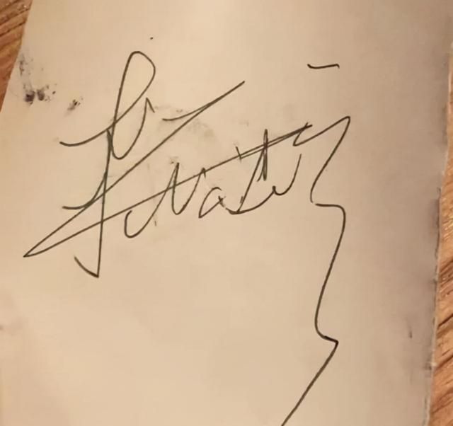 但走的时候还是要了一张签名,撒贝宁在离开的时候,还跟粉丝开玩笑:"