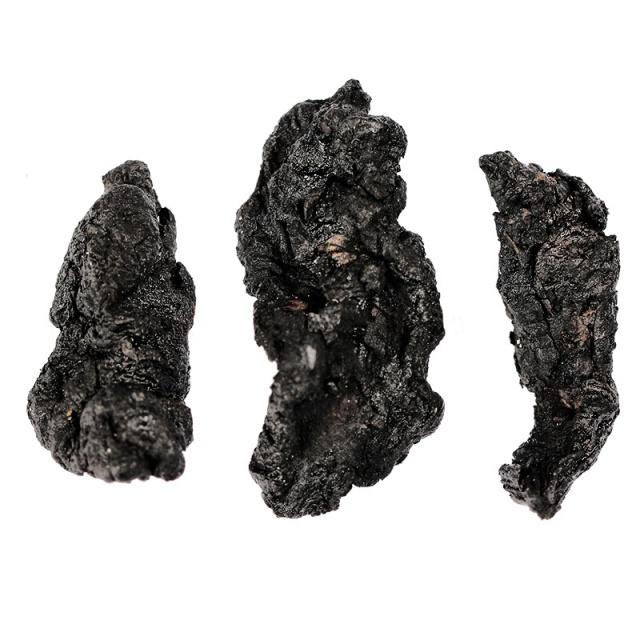 如果黄精看起来很黑,甚至有一层黑泥或者黑粉一样的东西,黑的发亮,那