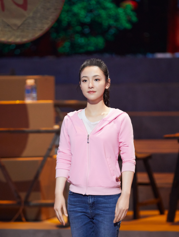 吴倩晒29岁生日写真,吊带长裙勾勒曼妙身姿,举手投足散发魅力