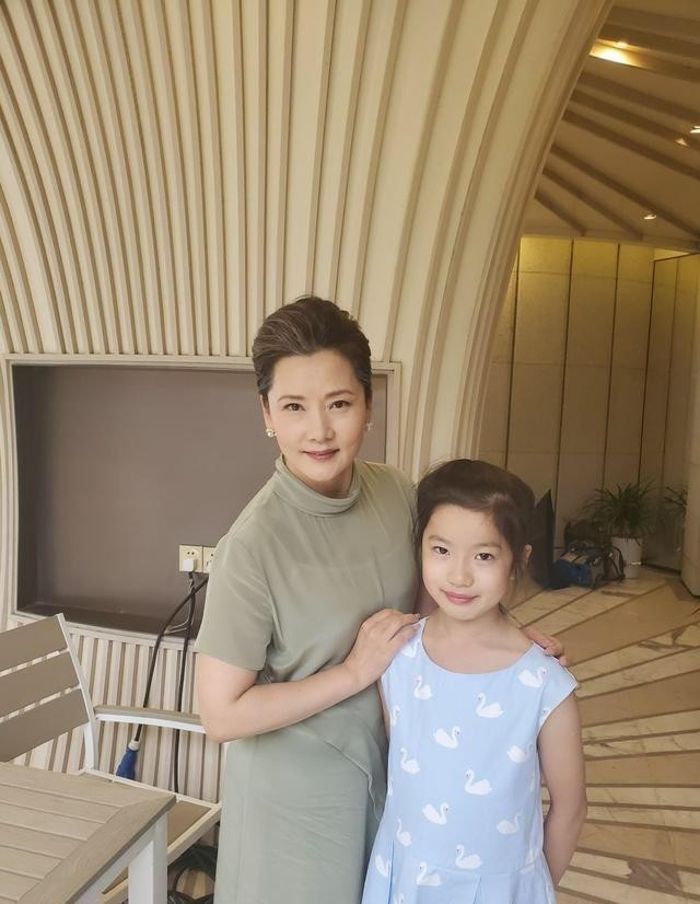 60岁的何赛飞很有富态感穿纱裙没有年龄压力挺有个性