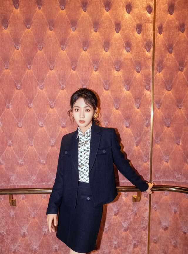 清纯女神邢菲的最新英伦风造型美绝了