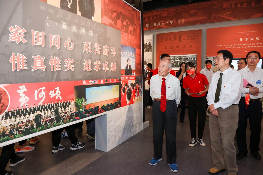 图为院士参观中国石油大学校史馆。杨安