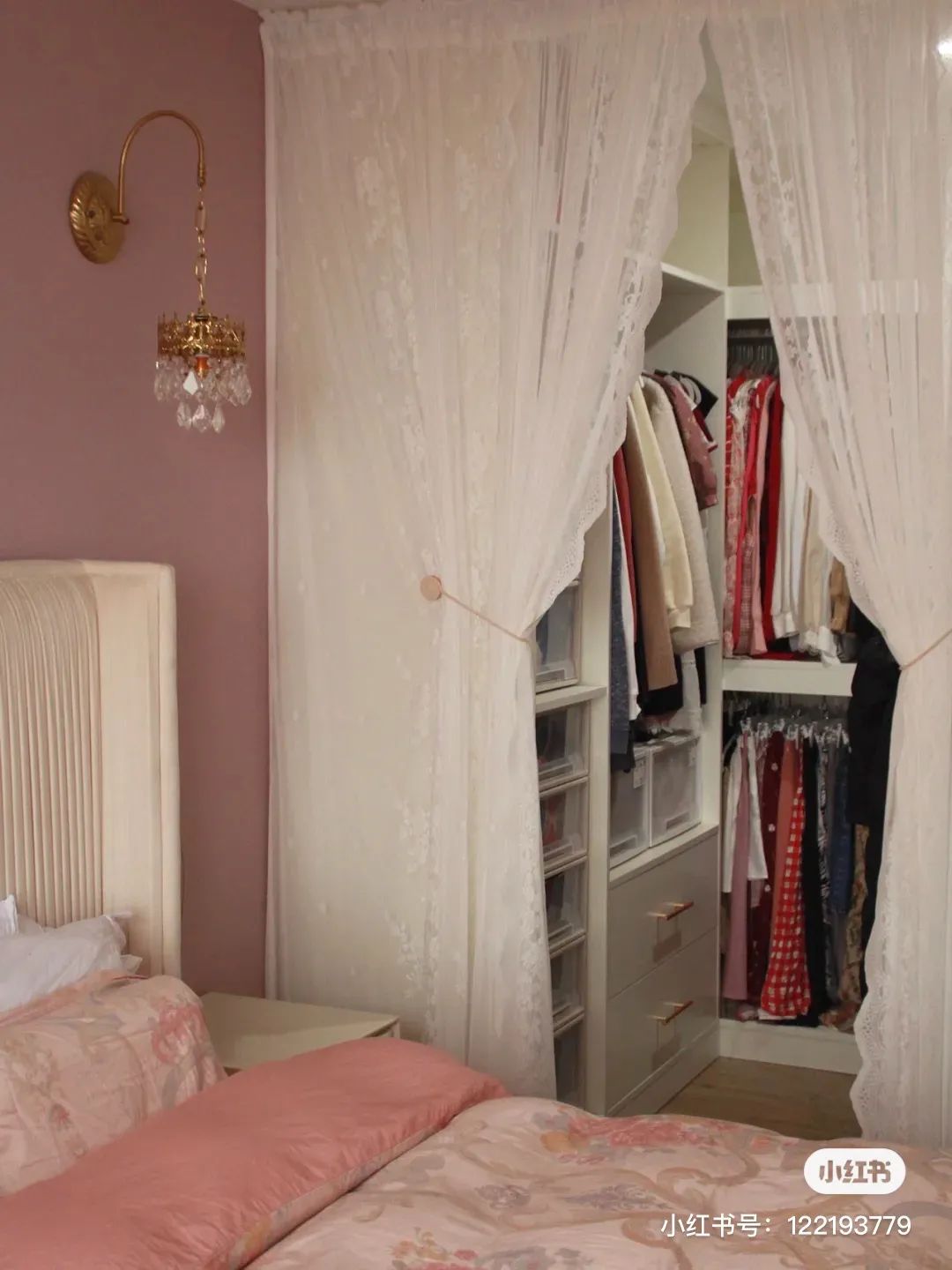 衣帽间纱帘让卧室仙气飘飘如果你有兴致,还可以换换帘子.