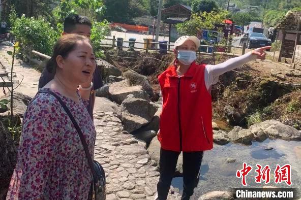 国庆长假期间，在明月山景区洪江镇活跃着一批“红马甲”，为游客热情服务。宜春市委宣传部供图