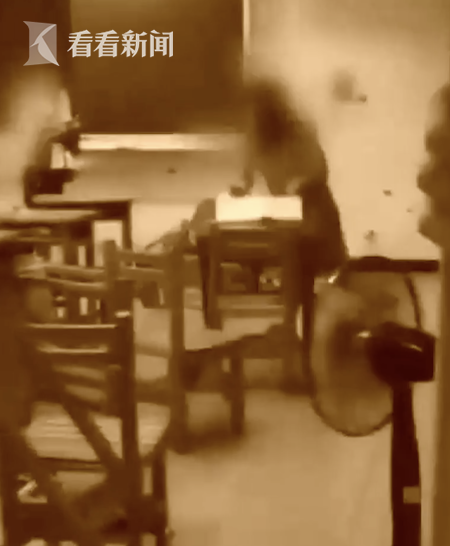 学生上课纪律差 女老师情绪失控怒翻6张课桌休闲区蓝鸢梦想 - Www.slyday.coM