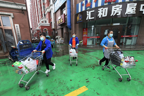哈尔滨市巴彦县一大型超市工作人员为封控区居民配送生活物资（9月27日摄）。 新华社记者王建威 摄