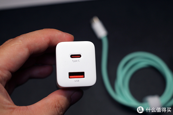 想要充电更迅速,首先要有倍思快充头,它采用新型硅