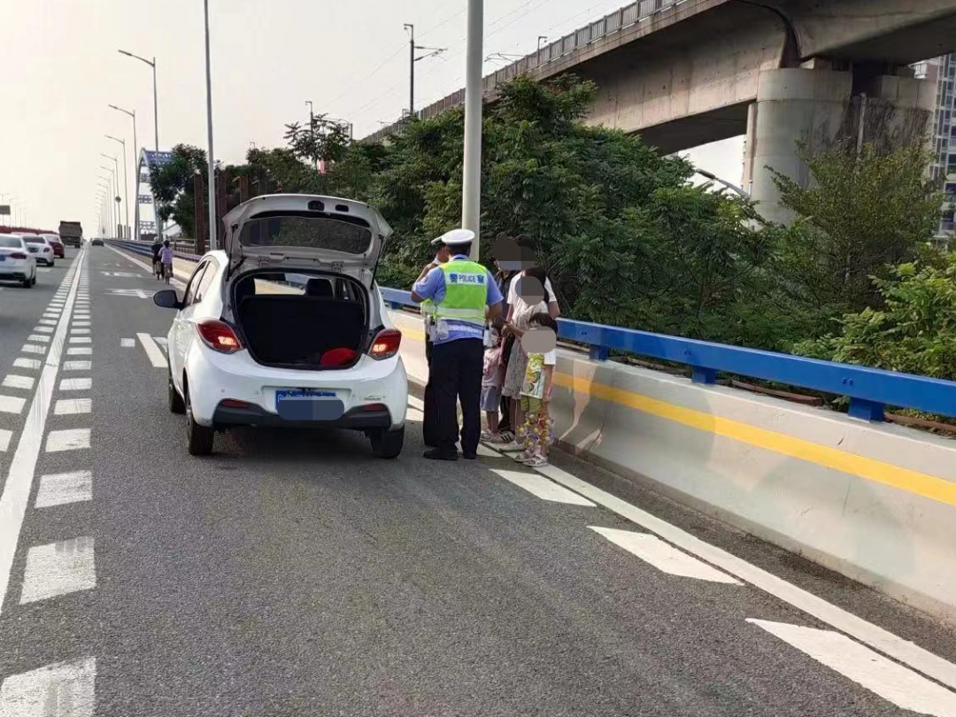 曝光！国庆这些车违法占用应急车道！有你举报的车辆吗？休闲区蓝鸢梦想 - Www.slyday.coM