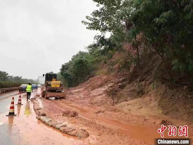 山体滑坡路基塌方致四川多条高速通行受阻 目前正在抢修休闲区蓝鸢梦想 - Www.slyday.coM