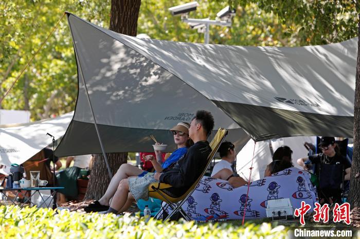 上海民众在黄浦江边搭帐篷享受假期好时光