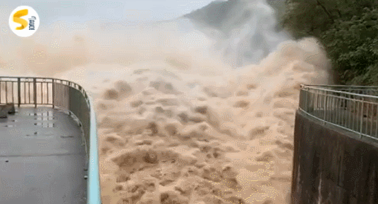 这里山体滑坡正在紧张抢通！陕西多地遭暴雨袭击，气温创今秋新低休闲区蓝鸢梦想 - Www.slyday.coM