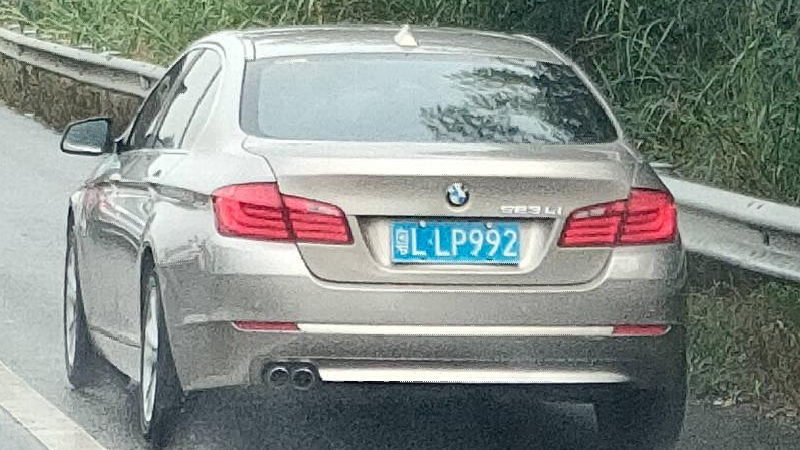 曝光！国庆这些车违法占用应急车道！有你举报的车辆吗？休闲区蓝鸢梦想 - Www.slyday.coM