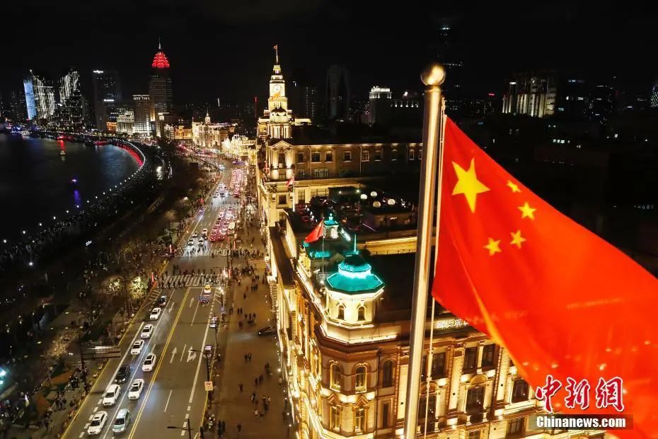 The picture shows that in 2019, the brightly lit Shanghai Bund welcomes tourists from all over the world.Photo by China News Agency reporter Yin Liqin