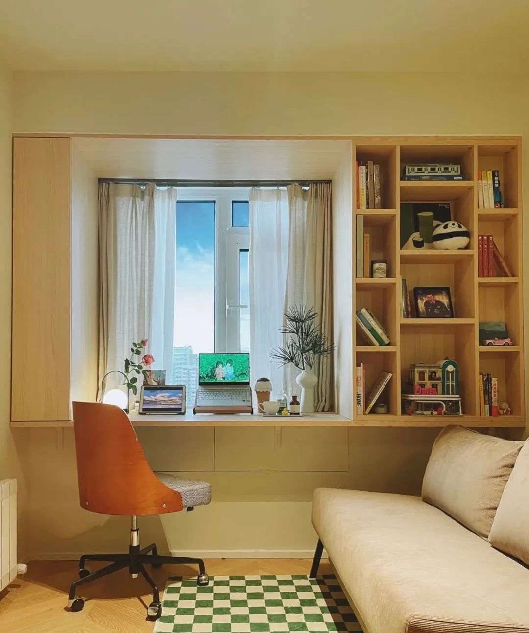 家的书房就有这样一面看得见风景的窗,而且是利用飘窗改造的