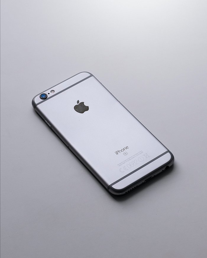                      iPhone 6s 图源：Unsplash