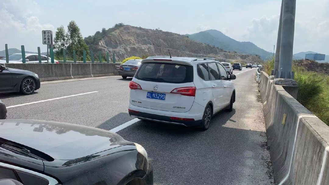 曝光！国庆这些车违法占用应急车道！有你举报的车辆吗？休闲区蓝鸢梦想 - Www.slyday.coM