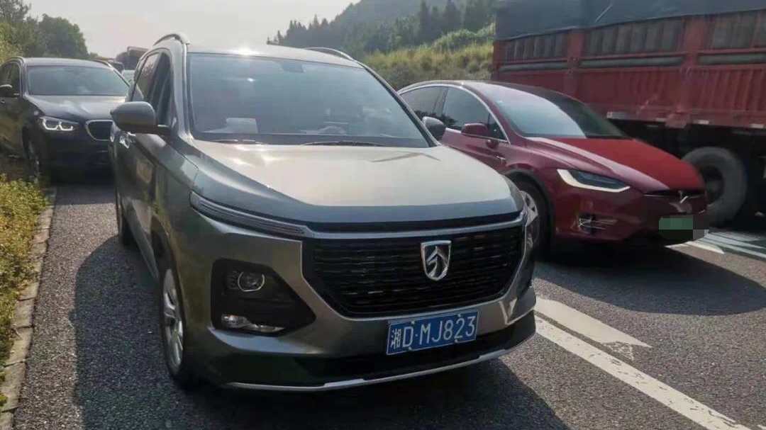 曝光！国庆这些车违法占用应急车道！有你举报的车辆吗？休闲区蓝鸢梦想 - Www.slyday.coM