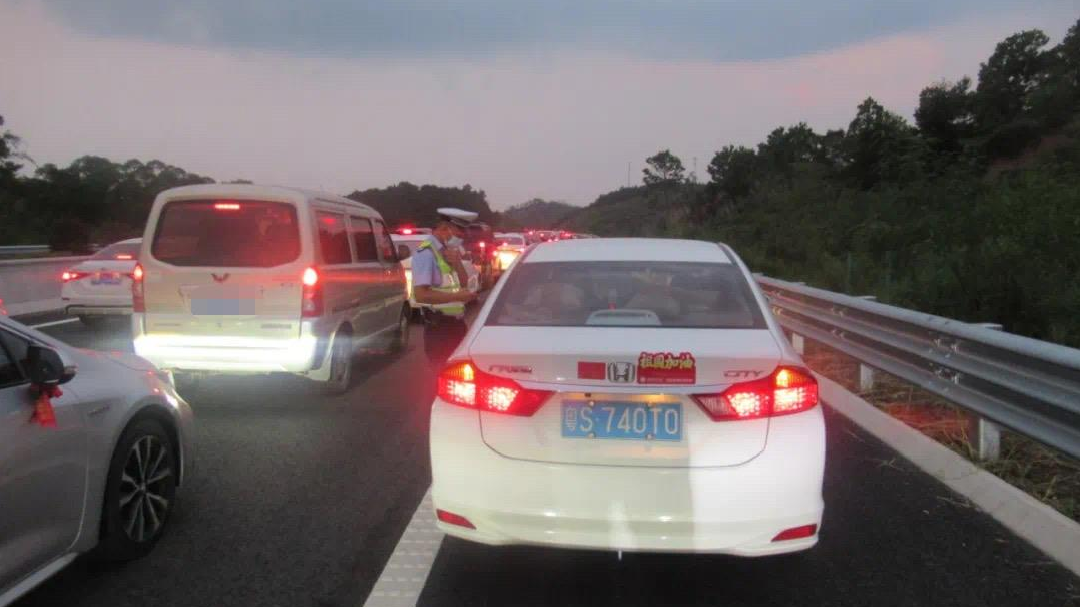 曝光！国庆这些车违法占用应急车道！有你举报的车辆吗？休闲区蓝鸢梦想 - Www.slyday.coM