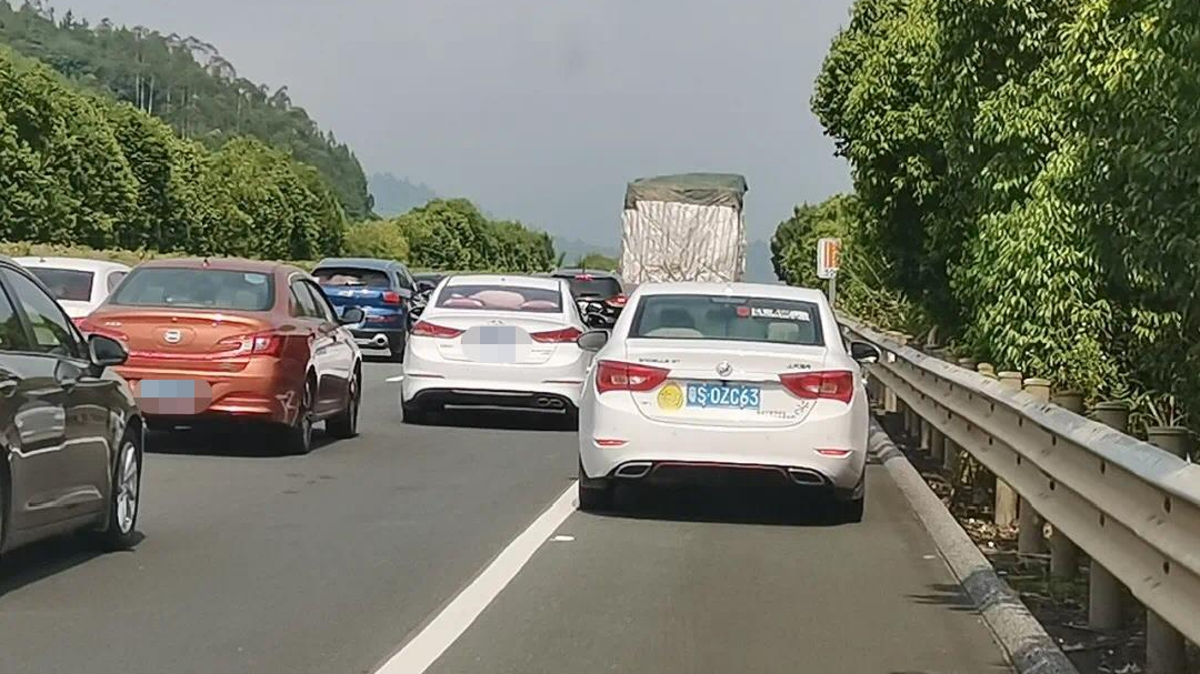 曝光！国庆这些车违法占用应急车道！有你举报的车辆吗？休闲区蓝鸢梦想 - Www.slyday.coM