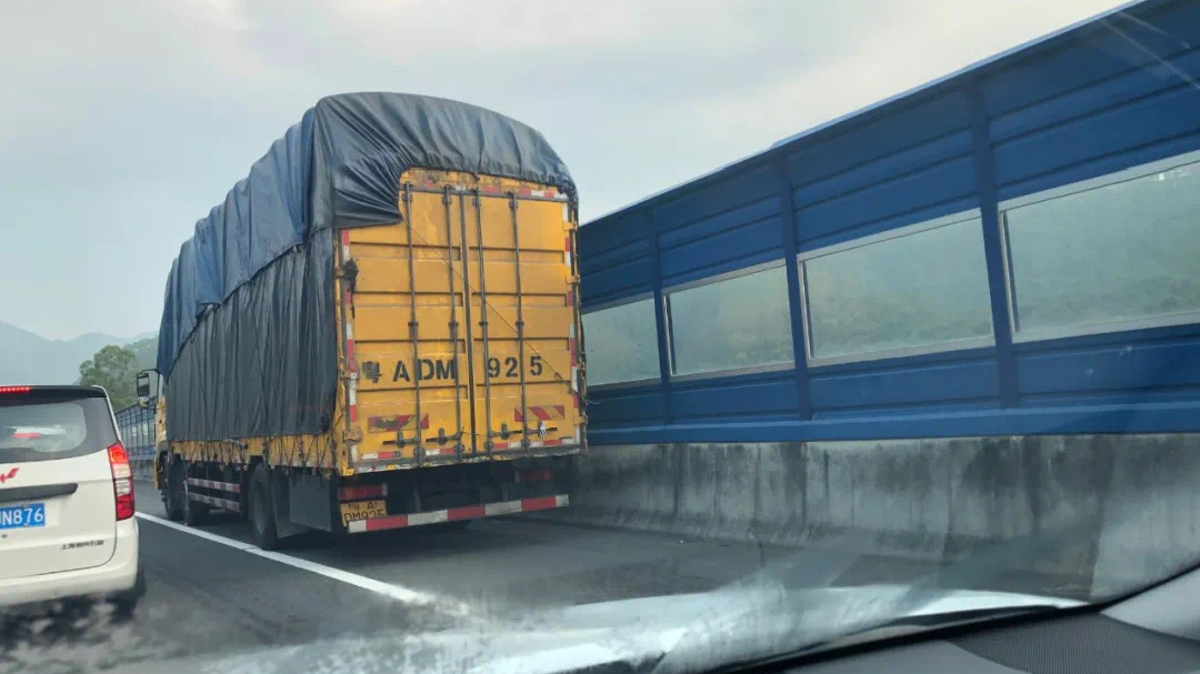 曝光！国庆这些车违法占用应急车道！有你举报的车辆吗？休闲区蓝鸢梦想 - Www.slyday.coM