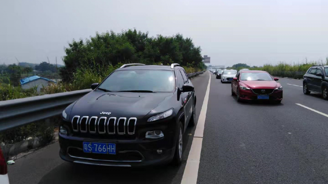 曝光！国庆这些车违法占用应急车道！有你举报的车辆吗？休闲区蓝鸢梦想 - Www.slyday.coM