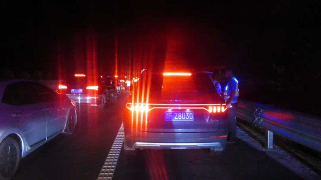 曝光！国庆这些车违法占用应急车道！有你举报的车辆吗？休闲区蓝鸢梦想 - Www.slyday.coM