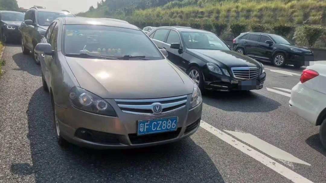 曝光！国庆这些车违法占用应急车道！有你举报的车辆吗？休闲区蓝鸢梦想 - Www.slyday.coM