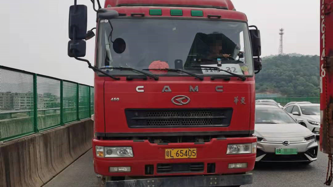 曝光！国庆这些车违法占用应急车道！有你举报的车辆吗？休闲区蓝鸢梦想 - Www.slyday.coM