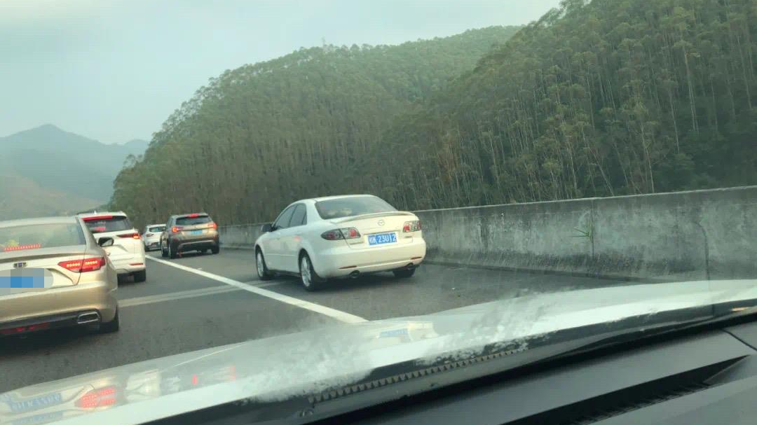 曝光！国庆这些车违法占用应急车道！有你举报的车辆吗？休闲区蓝鸢梦想 - Www.slyday.coM