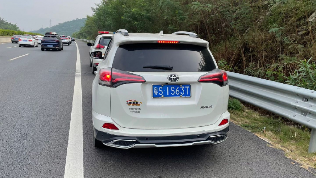 曝光！国庆这些车违法占用应急车道！有你举报的车辆吗？休闲区蓝鸢梦想 - Www.slyday.coM