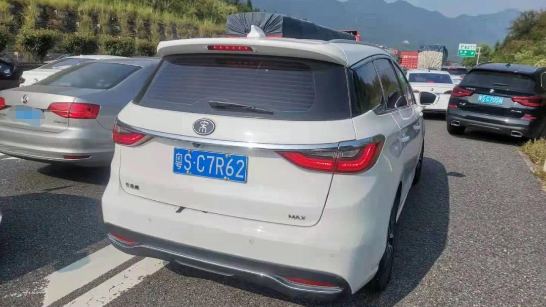 曝光！国庆这些车违法占用应急车道！有你举报的车辆吗？休闲区蓝鸢梦想 - Www.slyday.coM