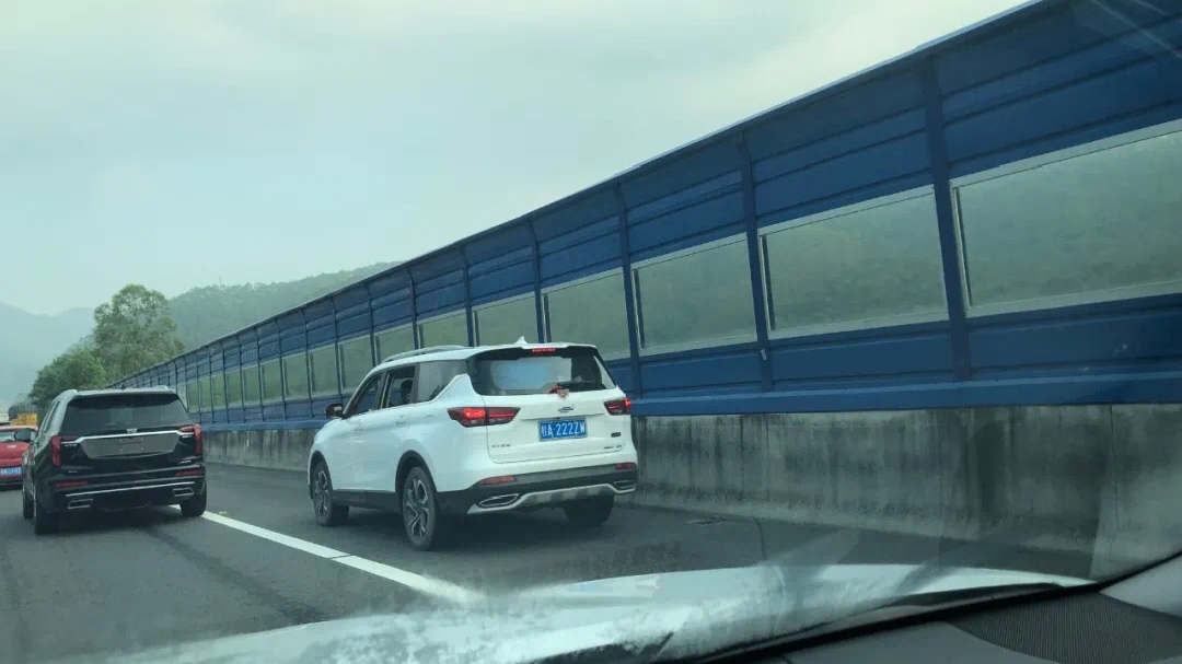 曝光！国庆这些车违法占用应急车道！有你举报的车辆吗？休闲区蓝鸢梦想 - Www.slyday.coM