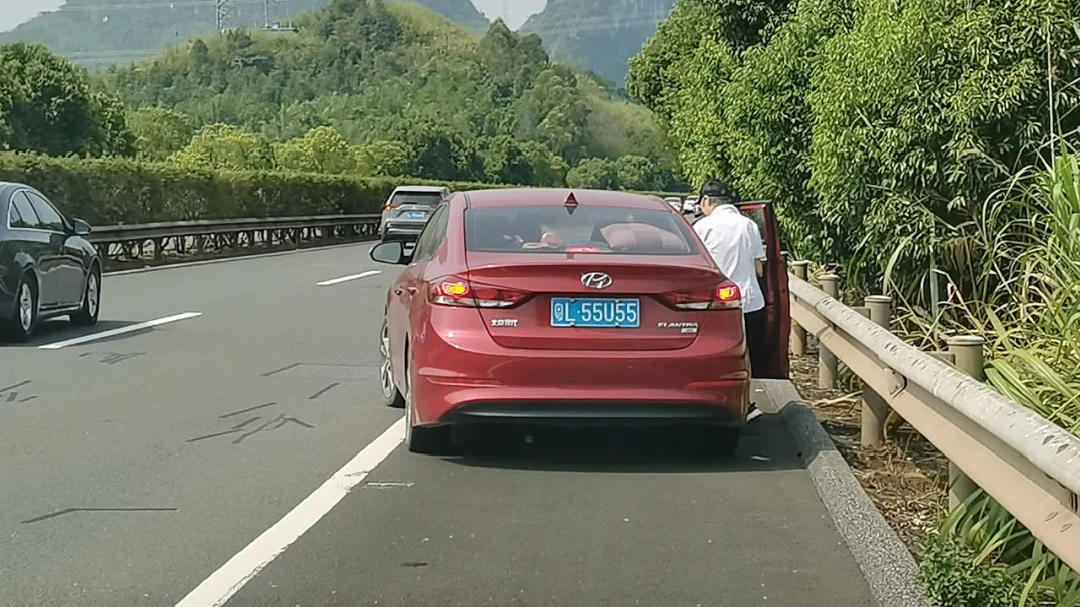 曝光！国庆这些车违法占用应急车道！有你举报的车辆吗？休闲区蓝鸢梦想 - Www.slyday.coM